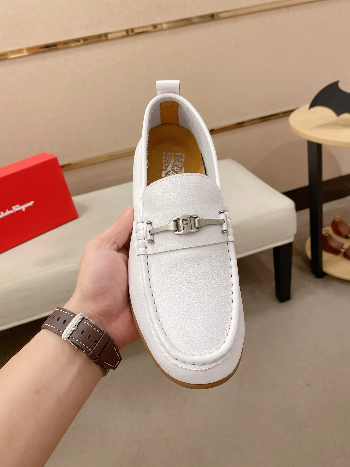 Factory price 500💰 Original Ferragamo men's shoes! The world's top brands...Luxury quality...//Fashion and high-end footwear 👍💪🏻...give you a low-key luxury comfort experience👍. The upper is made of pure Italian imported original cowhide and sweat-absorbent sheepskin lining. It is comfortable and breathable, high-end and classy... luxurious and noble!! .. OEM factory shipment [Hug] stall.. Original board. Welcome to taste..38--44.